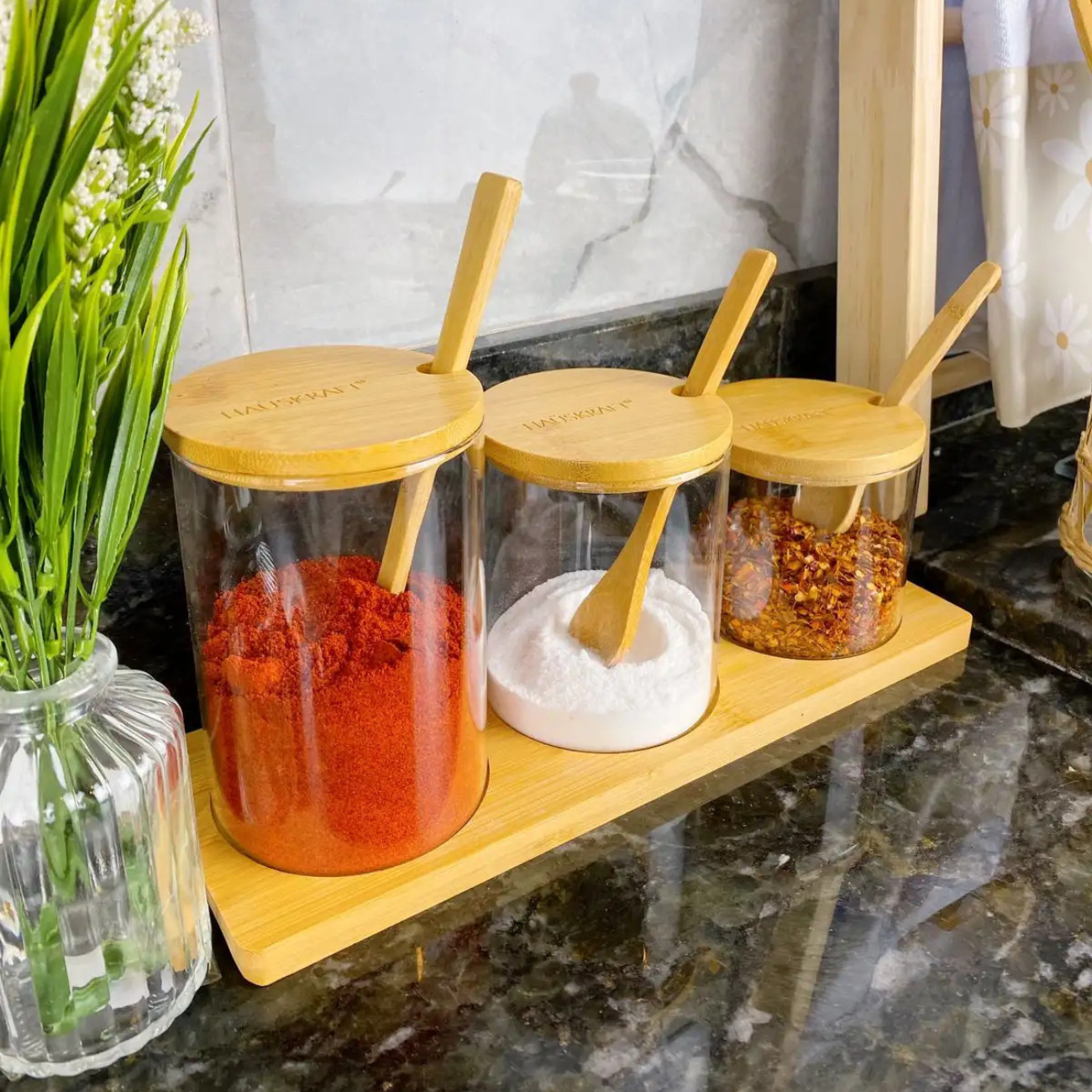 Jogo Potes Porta Condimentos Vidro com Colher Suporte Bambu Jogo Potes Porta Condimentos Vidro com Colher Suporte Bambu
