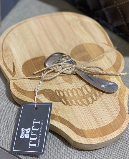 Conjunto Tábua Madeira E Espátula Zamac Caveira 
