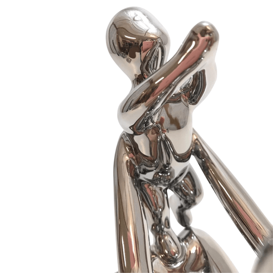 Escultura Mãe com Bebê de Resina Prateada e Base Madeira