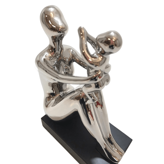 Escultura Mãe com Bebê de Resina Prateada e Base Madeira