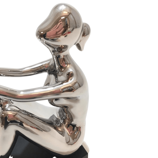 Escultura Mãe com Bebê de Resina Prateada e Base Madeira