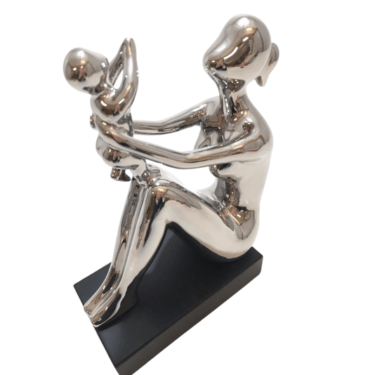 Escultura Mãe com Bebê de Resina Prateada e Base Madeira