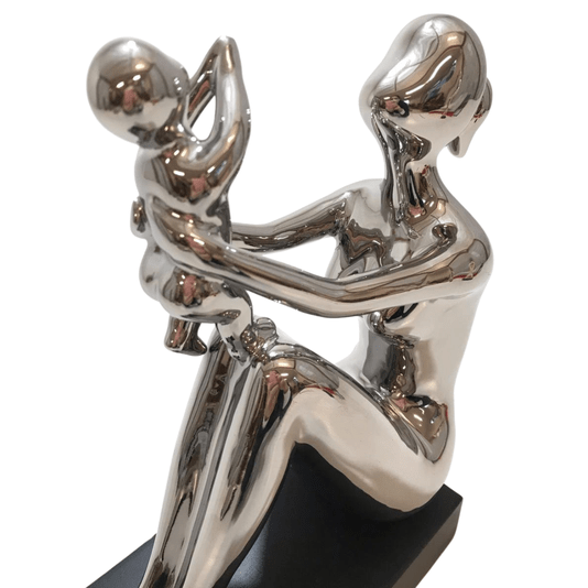 Escultura Mãe com Bebê de Resina Prateada e Base Madeira