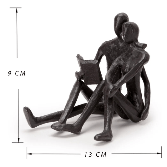 Escultura Casal Lendo Livro em Metal Preto Mart