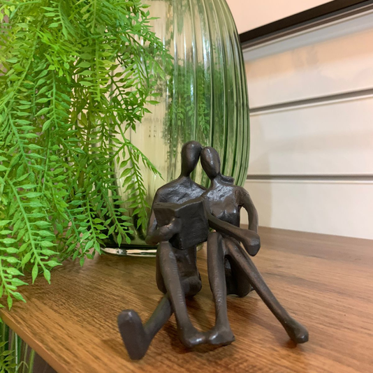 Escultura Casal Lendo Livro em Metal Preto Mart
