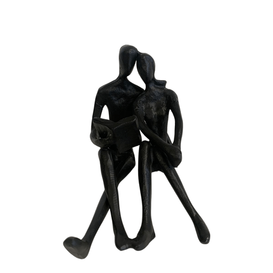 Escultura Casal Lendo Livro em Metal Preto Mart
