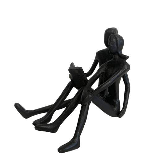 Escultura Casal Lendo Livro em Metal Preto Mart