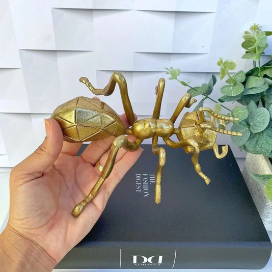 Escultura De Formiga Decorativa Em Resina Dourada