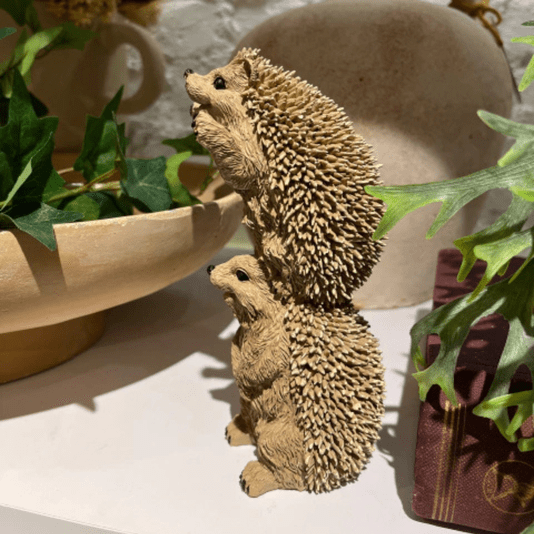 Escultura Decorativa Dupla de Ouriços Empilhados em Poliresina