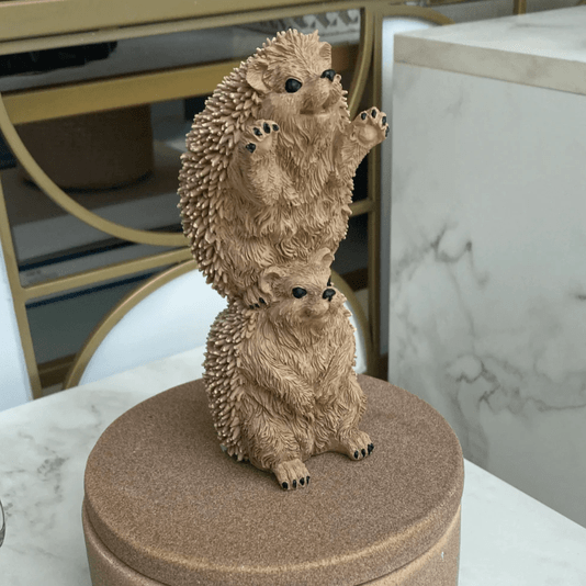 Escultura Decorativa Dupla de Ouriços Empilhados em Poliresina