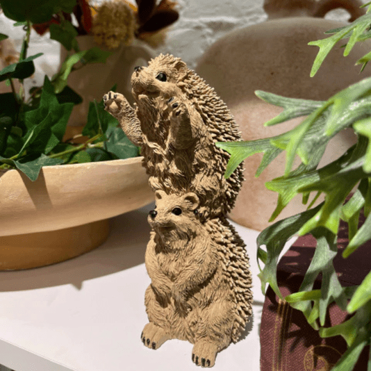 Escultura Decorativa Dupla de Ouriços Empilhados em Poliresina