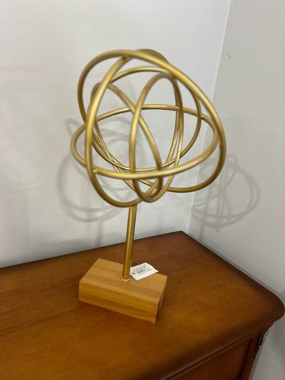 Escultura Decorativa Esfera De Metal Dourado Base Madeira