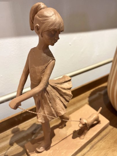 Escultura Estatua de Resina Menina e Cachorro 26cm x 19,5cm