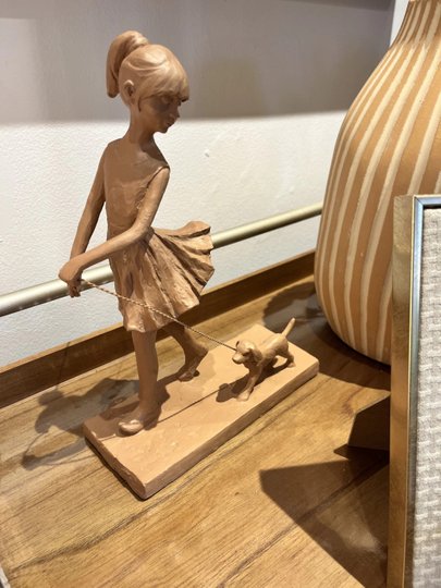 Escultura Estatua de Resina Menina e Cachorro 26cm x 19,5cm