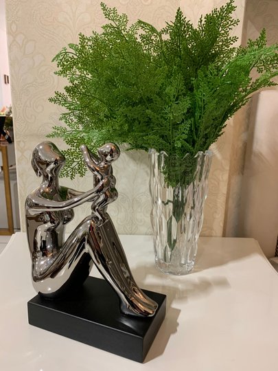 Escultura Mãe com Bebê de Resina Prateada e Base Madeira