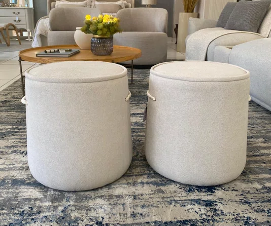 Puff Decorativo Dallas Bouclê Off-White Com Alça Lateral