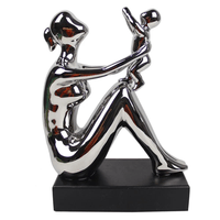 Escultura Mãe com Bebê de Resina Prateada e Base Madeira