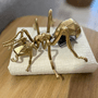 Escultura De Formiga Decorativa Em Resina Dourada