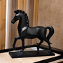 Escultura Decorativa Cavalo Pieta Em Cerâmica Preto Fosco