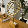 Escultura Decorativa Esfera De Metal Dourado Base Madeira