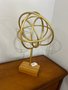 Escultura Decorativa Esfera De Metal Dourado Base Madeira