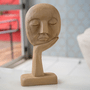 Escultura Face Sobre A Mão Em Poliresina Bege