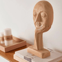 Escultura Face Sobre A Mão Em Poliresina Bege