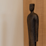 Escultura Homem Marrom Amadeirado Em Poliresina 51,5cm